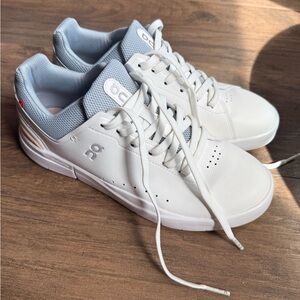 On Cloud Womens “The Roger” with soft pink and grey accent